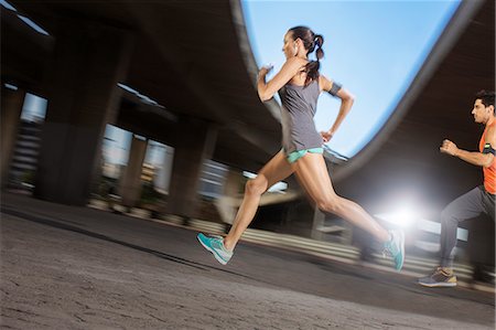 Couple running through city streets together Foto de stock - Sin royalties Premium, Código: 6113-07790794