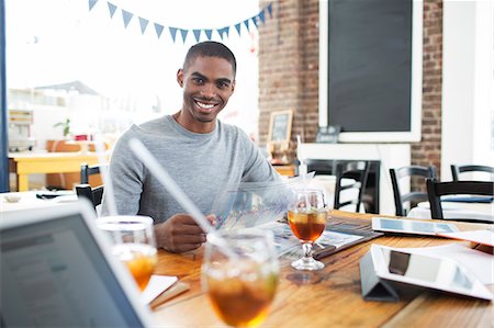 simsearch:6113-07790846,k - Businessman having lunch meeting in cafe Foto de stock - Royalty Free Premium, Número: 6113-07790842