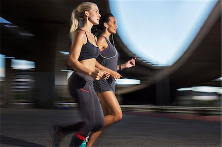 Women running together through city streets Photographie de stock - Premium Libres de Droits, Code: 6113-07790807