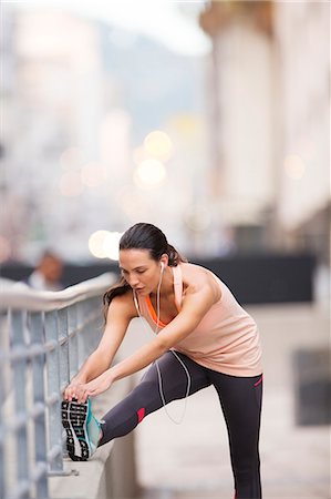 stretch - Woman stretching before exercising on city street Photographie de stock - Premium Libres de Droits, Code: 6113-07790817