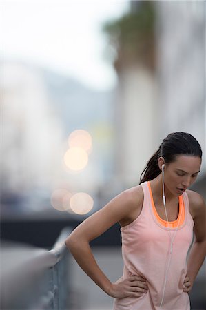 Woman resting after running on city street Foto de stock - Sin royalties Premium, Código: 6113-07790829