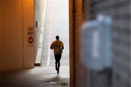 Man running through city streets Photographie de stock - Premium Libres de Droits, Code: 6113-07790837