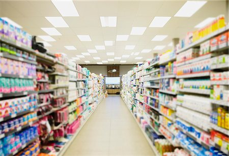 Defocussed view of grocery store aisle Stockbilder - Premium RF Lizenzfrei, Bildnummer: 6113-07790946