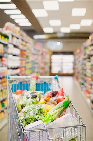 simsearch:6111-06838495,k - Full shopping cart in grocery store aisle Stock Photo - Premium Royalty-Free, Code: 6113-07790958