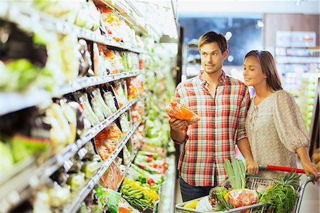 Couple shopping together in grocery store Foto de stock - Sin royalties Premium, Código: 6113-07790961