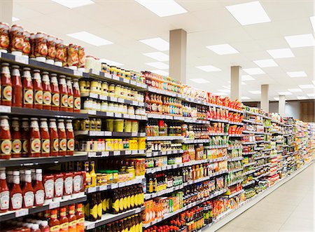 supermarché - Stocked shelves in grocery store aisle Photographie de stock - Premium Libres de Droits, Code: 6113-07790970