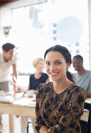 simsearch:6113-07790894,k - Businesswoman sitting in cafe Foto de stock - Royalty Free Premium, Número: 6113-07790904