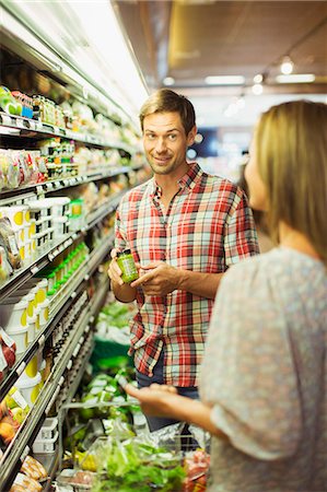 simsearch:649-06041040,k - Couple shopping together in grocery store Photographie de stock - Premium Libres de Droits, Code: 6113-07791073