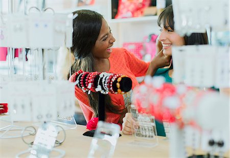einkaufsbummel - Women trying on jewelry together in clothing store Stockbilder - Premium RF Lizenzfrei, Bildnummer: 6113-07791014