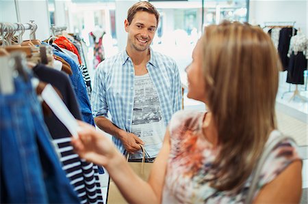 racks of products - Couple shopping together in clothing store Foto de stock - Sin royalties Premium, Código: 6113-07791027