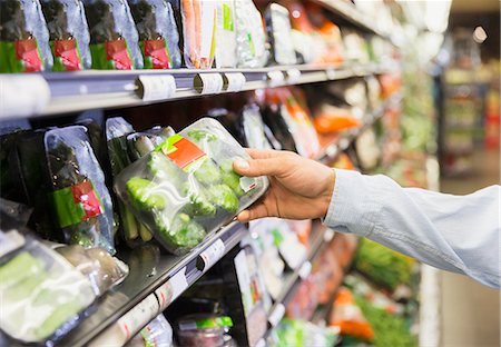 séléctionner - Close up of man holding produce in grocery store Photographie de stock - Premium Libres de Droits, Code: 6113-07791196