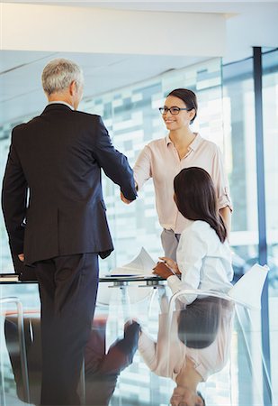 simsearch:6113-07791401,k - Business people shaking hands in office building Photographie de stock - Premium Libres de Droits, Code: 6113-07791317