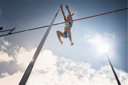 Pole vaulter clearing bar Photographie de stock - Premium Libres de Droits, Code: 6113-07730441