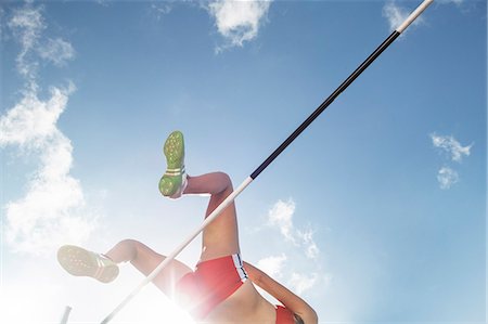 salto em altura - High jumper clearing bar Foto de stock - Royalty Free Premium, Número: 6113-07730492