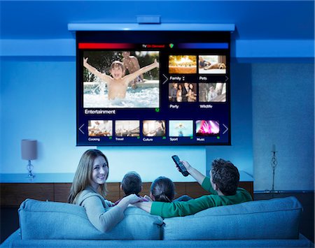 Family watching television in living room Photographie de stock - Premium Libres de Droits, Code: 6113-07730541