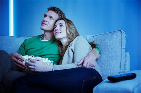 película (cinematográfica) - Couple watching television on sofa Foto de stock - Sin royalties Premium, Código: 6113-07730547