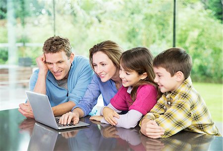 Family using laptop together Photographie de stock - Premium Libres de Droits, Code: 6113-07730546