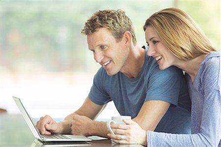 Couple using laptop together Foto de stock - Sin royalties Premium, Código: 6113-07730553