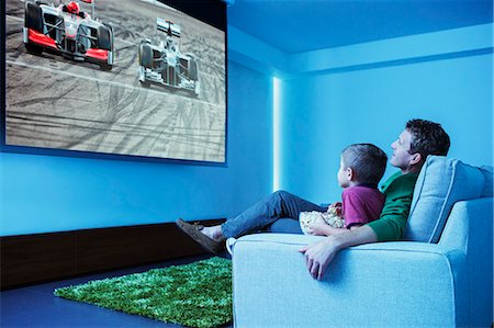 Father and son watching television in living room Photographie de stock - Premium Libres de Droits, Code: 6113-07730554