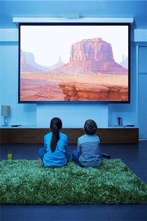 entertainment and movie - Children watching television in living room Foto de stock - Sin royalties Premium, Código: 6113-07730566