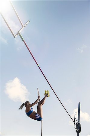 Pole jumper approaching bar Photographie de stock - Premium Libres de Droits, Code: 6113-07730597