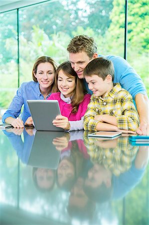 simsearch:6108-06167490,k - Family using digital tablet together Photographie de stock - Premium Libres de Droits, Code: 6113-07730523