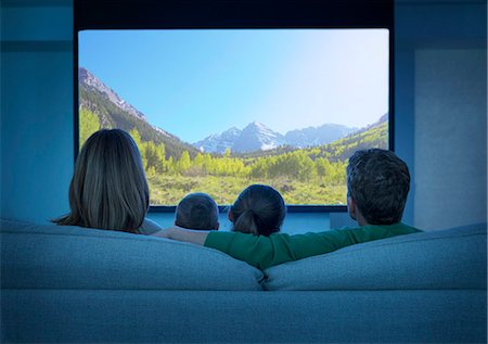Family watching television in living room Photographie de stock - Premium Libres de Droits, Code: 6113-07730538