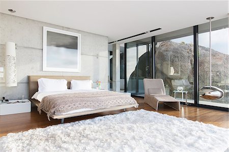 pieza - Shag rug in modern bedroom Foto de stock - Sin royalties Premium, Código: 6113-07730756