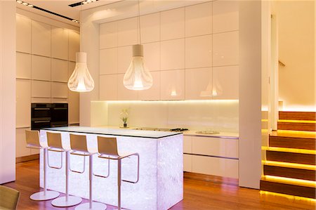 simsearch:6113-07730800,k - Bar stools and lighting in modern kitchen Foto de stock - Sin royalties Premium, Código: 6113-07730764