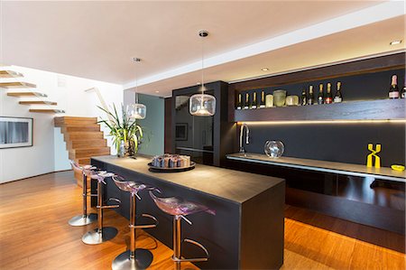 Bar stools and countertop in modern lounge Photographie de stock - Premium Libres de Droits, Code: 6113-07730770