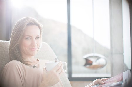 Woman having cup of coffee on sofa Foto de stock - Sin royalties Premium, Código: 6113-07730775