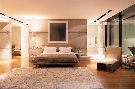 Shag rug in modern bedroom Stockbilder - Premium RF Lizenzfrei, Bildnummer: 6113-07730783