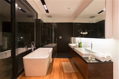 simsearch:6113-07731103,k - Bathtub and sinks in modern bathroom Fotografie stock - Premium Royalty-Free, Codice: 6113-07730784