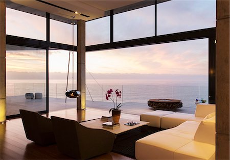 Modern living room overlooking ocean Foto de stock - Sin royalties Premium, Código: 6113-07730796