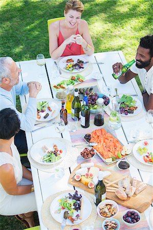 simsearch:6113-07730990,k - Friends eating together outdoors Photographie de stock - Premium Libres de Droits, Code: 6113-07730849