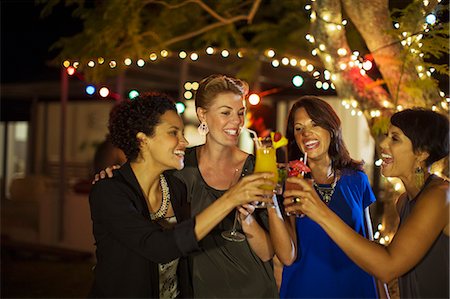 socializing - Women toasting each other at party Foto de stock - Sin royalties Premium, Código: 6113-07730864