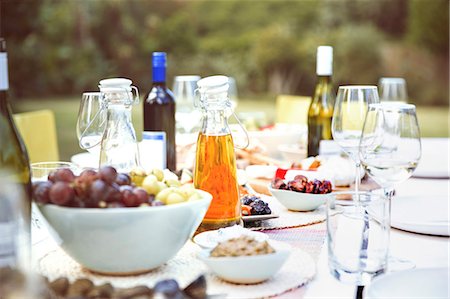 Set table at party outdoors Stock Photo - Premium Royalty-Free, Code: 6113-07730870