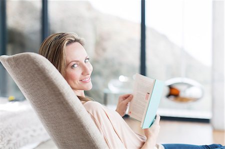 sessel - Woman reading in armchair Stockbilder - Premium RF Lizenzfrei, Bildnummer: 6113-07730803