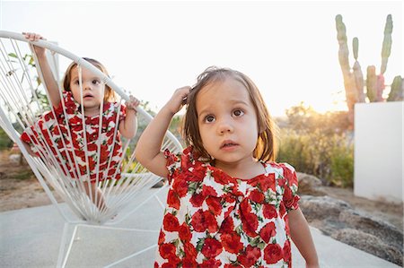 Twin baby girls playing on patio Foto de stock - Sin royalties Premium, Código: 6113-07730807