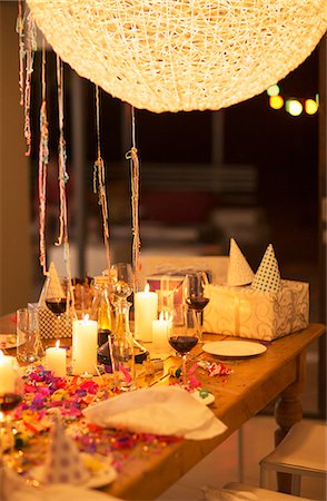 Candles and gifts on table at birthday party Photographie de stock - Premium Libres de Droits, Code: 6113-07730823