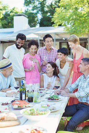 dinner party - Friends relaxing together at table outdoors Foto de stock - Sin royalties Premium, Código: 6113-07730955