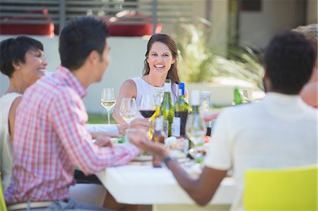 simsearch:649-08306619,k - Friends relaxing together at table outdoors Foto de stock - Sin royalties Premium, Código: 6113-07730975