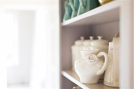 simsearch:6113-06753923,k - Close up of ceramics on kitchen shelf Photographie de stock - Premium Libres de Droits, Code: 6113-07731043