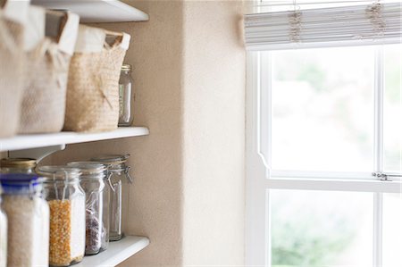 Dry goods and window of pantry Photographie de stock - Premium Libres de Droits, Code: 6113-07731048