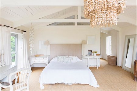 ferme (bâtiment) - Chandelier and bed in rustic bedroom Photographie de stock - Premium Libres de Droits, Code: 6113-07731060