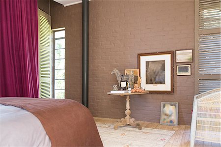 Side table and painting in modern bedroom Stockbilder - Premium RF Lizenzfrei, Bildnummer: 6113-07731075