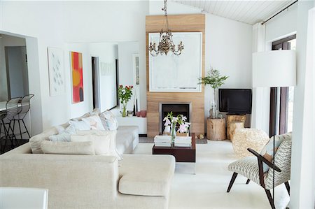 Sofa, coffee table and fireplace in modern living room Photographie de stock - Premium Libres de Droits, Code: 6113-07731009