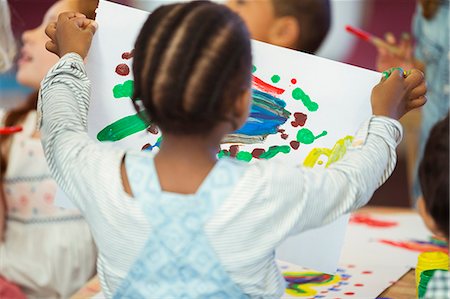 Student holding painting in class Foto de stock - Sin royalties Premium, Código: 6113-07731144