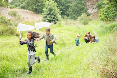 descubrimiento - Children playing with butterfly nets on dirt path Photographie de stock - Premium Libres de Droits, Code: 6113-07731160