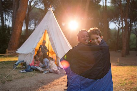 simsearch:6113-07731136,k - Boys wrapped in blanket at campsite Photographie de stock - Premium Libres de Droits, Code: 6113-07731165